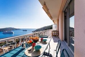 تناول الطعام بالخارج