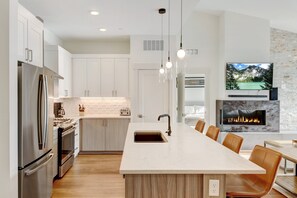 冷蔵庫、電子レンジ、オーブン、コンロ