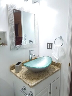 Sèche-cheveux, serviettes fournies, savon, papier toilette