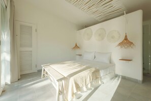 Firemannsrom – deluxe, bassengutsikt | Sengetøy av topp kvalitet, dundyner, safe på rommet og blendingsgardiner