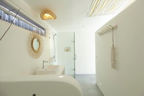 Chambre quadruple Deluxe, vue sur la piscine | Salle de bain | Douche, séchoir à cheveux, serviettes fournies, savon