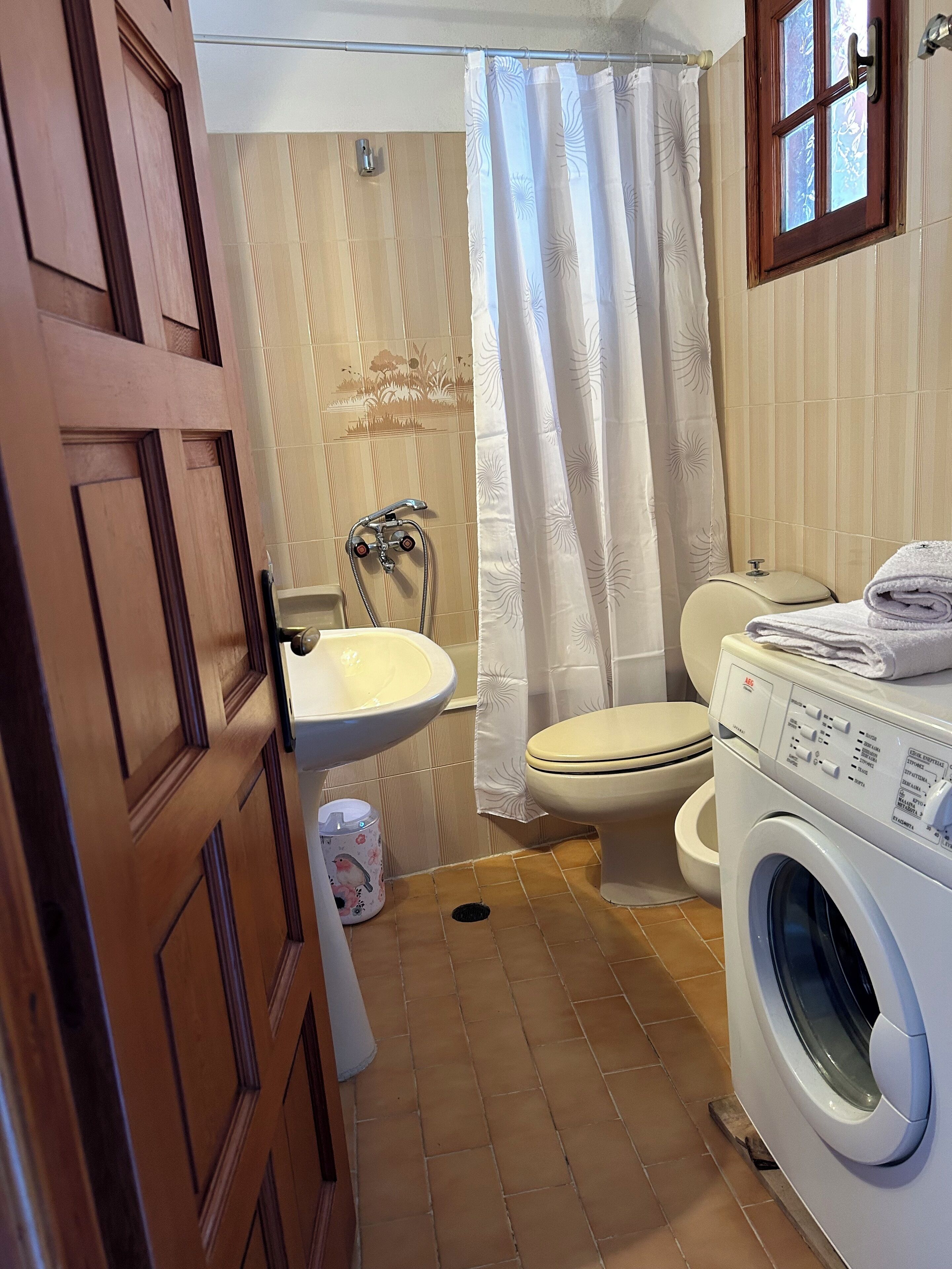 Hårtork, handdukar, tvål och toalettpapper