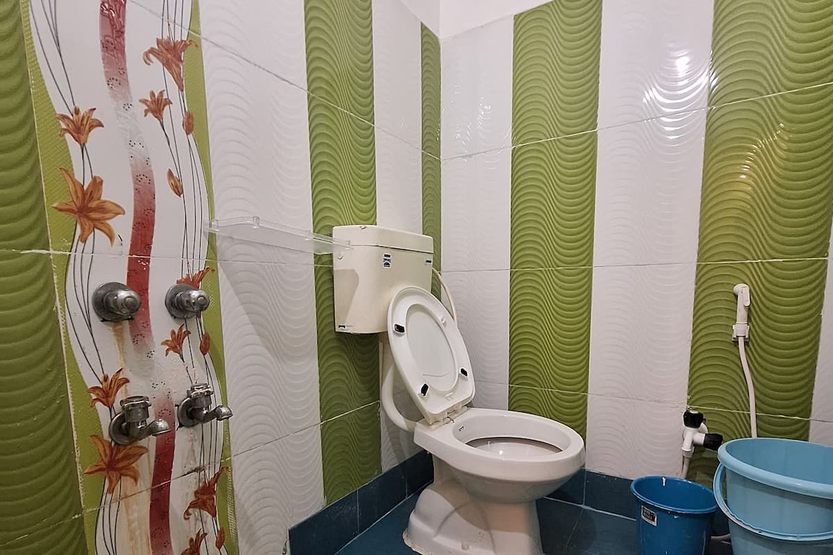 Camera Basic con letto matrimoniale o 2 letti singoli | Bagno | Doccia, pantofole, asciugamani, sapone