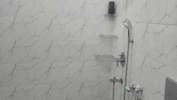 Deluxe Double Room, Balcony | Bilik Mandi | Pancuran mandi, selipar, tuala disediakan, sabun