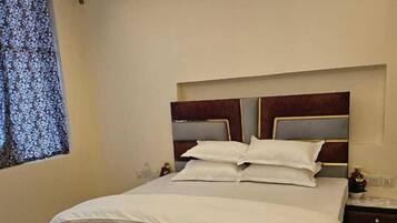 Laptop workspace, iron/ironing board, free WiFi, bed sheets