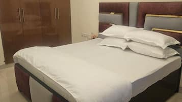 Deluxe Double Room, Balcony | 1 bedroom, laptop workspace, iron/ironing board, free WiFi