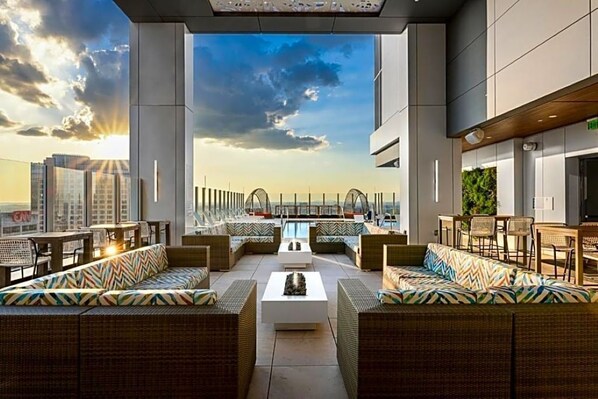 Outdoor dining - Luxury Wyndham Margaritaville suite with short walk to football game fullKitchen (Atlanta)