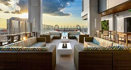 Luxury Wyndham Margaritaville suite with short walk to football game fullKitchen