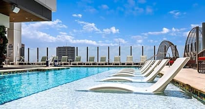 Luxury Wyndham Margaritaville suite with short walk to football game fullKitchen