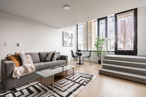 Smart TV - Loft | Gym, Lounge | Bellevue | Sophari Downtown A (Bellevue)