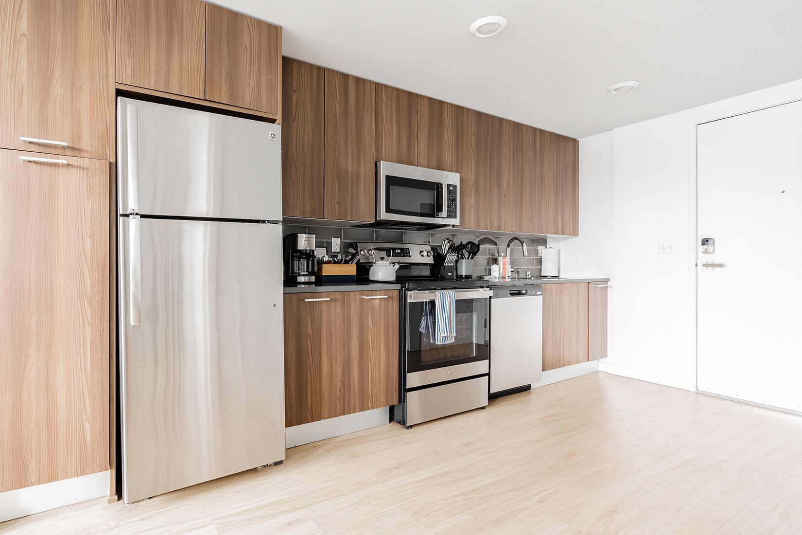 Refrigerador, microondas, horno, placa de cocina