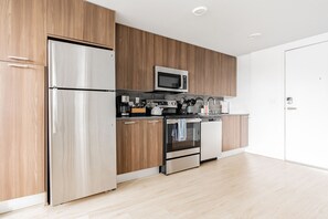 ثلاجة، ميكروويف، فرن، موقد طهي مسطح