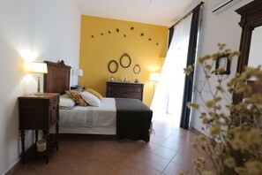 2 bedrooms, desk, iron/ironing board, travel cot - Il Tempo Ritrovato - Holiday Home (Napoli)