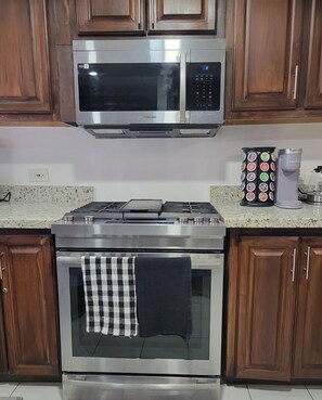 Fridge, microwave, oven, stovetop - Jevico's Cozy Villa (Priory)