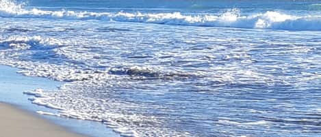 Una playa cerca, sillas reclinables de playa