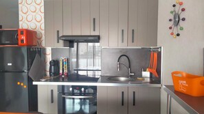 Fridge, microwave, oven, stovetop - Comfortable T3 Occitanie 100m from the beach (Port-la-Nouvelle)