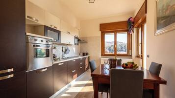 Frigorifero, forno, piano cottura, lavastoviglie