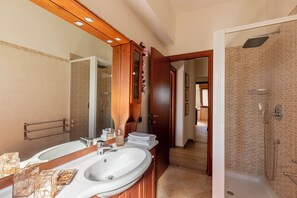 Eco-friendly toiletries, hair dryer, bidet, towels