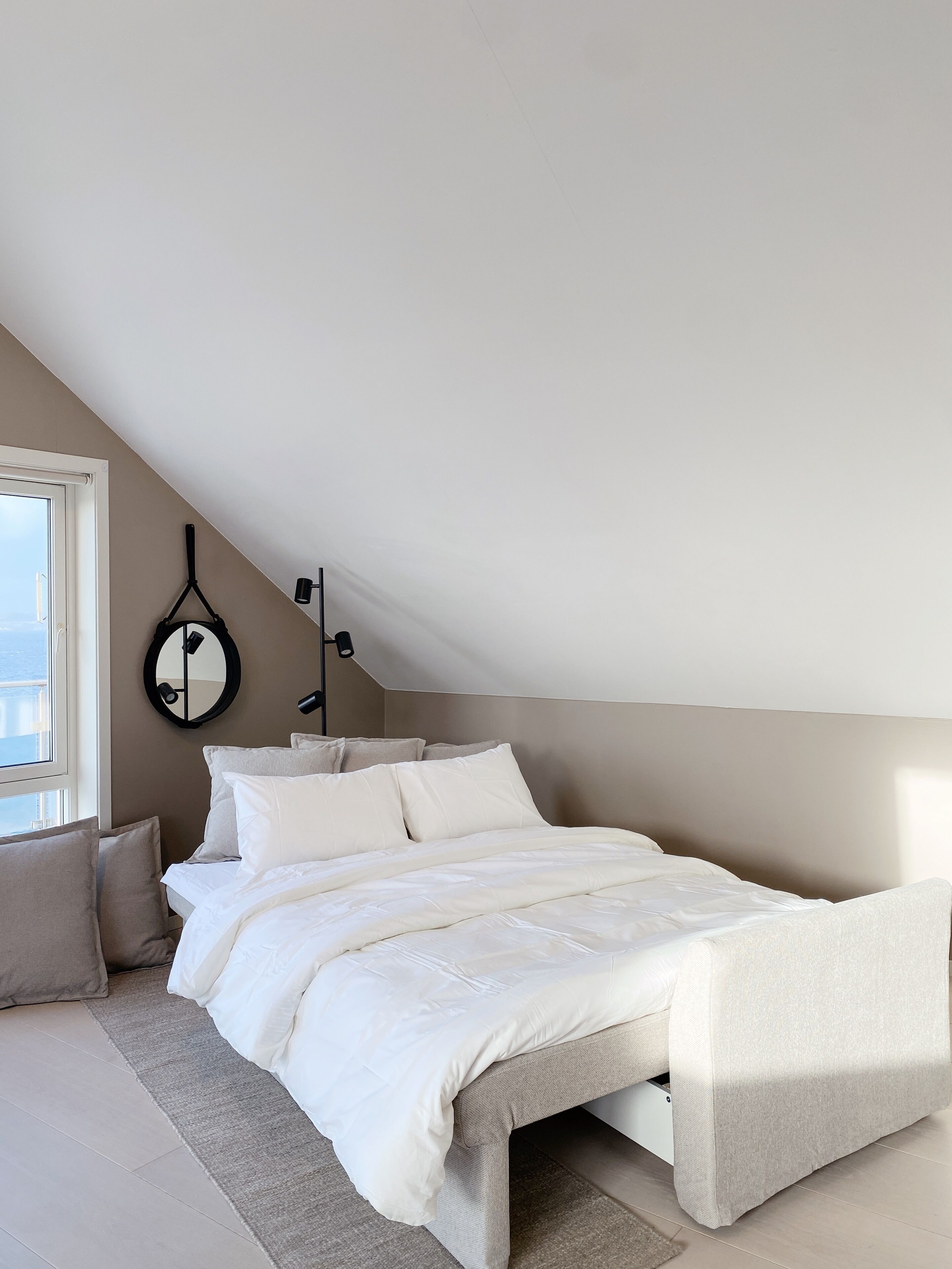 4 chambres, bureau, fer et planche à repasser, lit parapluie