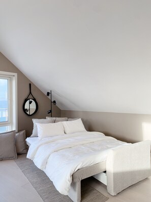 4 dormitorios, escritorio, tabla de planchar con plancha y cuna de viaje