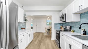 Refrigerador, microondas, horno, placa de cocina