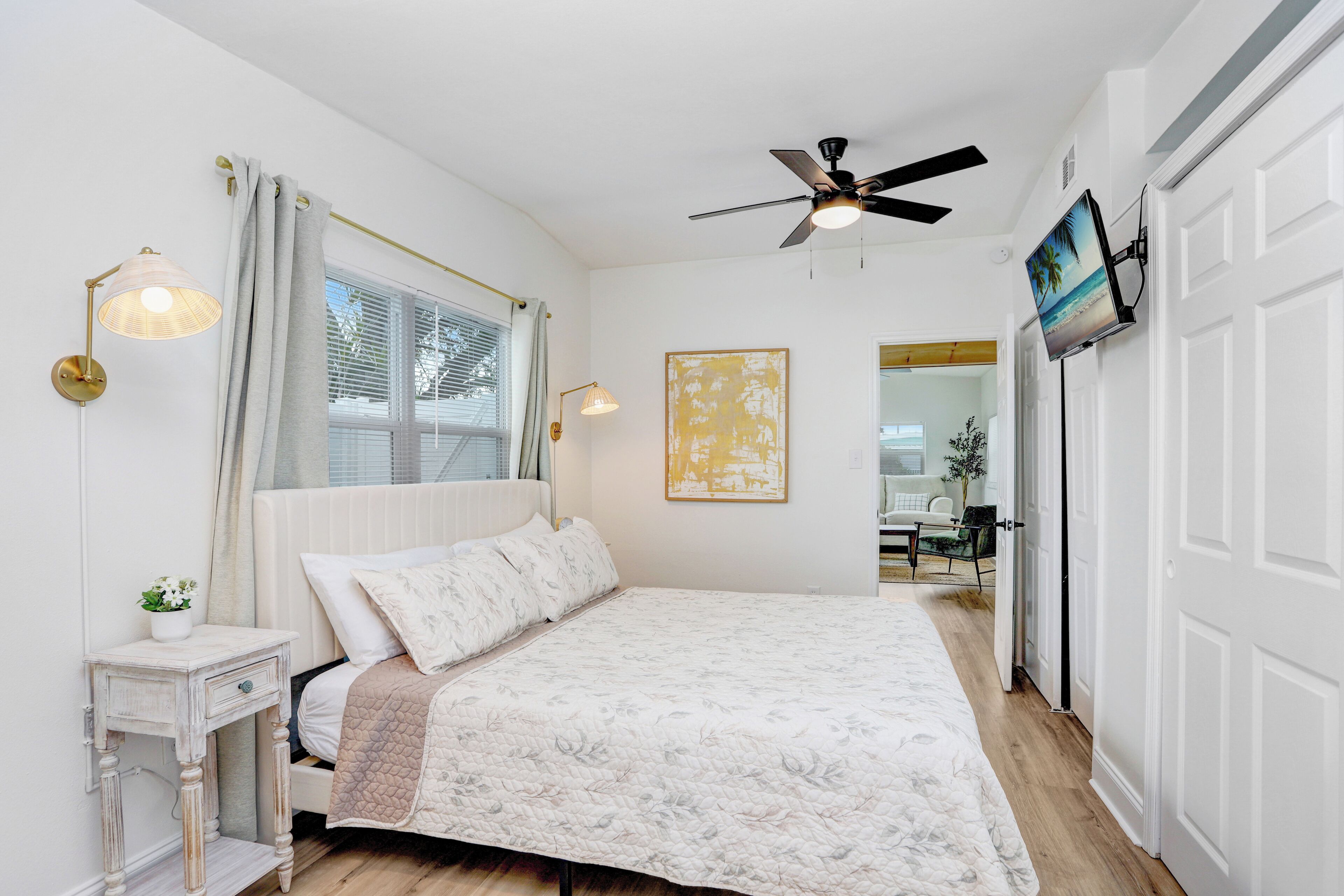 3 habitaciones, tabla de planchar con plancha y cuna de viaje 