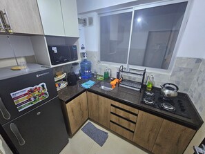 Réfrigérateur, micro-ondes, four, bouilloire électrique