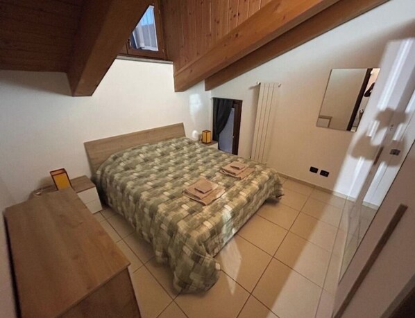 1 habitación, tabla de planchar con plancha, wifi gratis y ropa de cama 