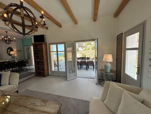 Televisio, DVD-soitin, musiikkikirjasto, stereot