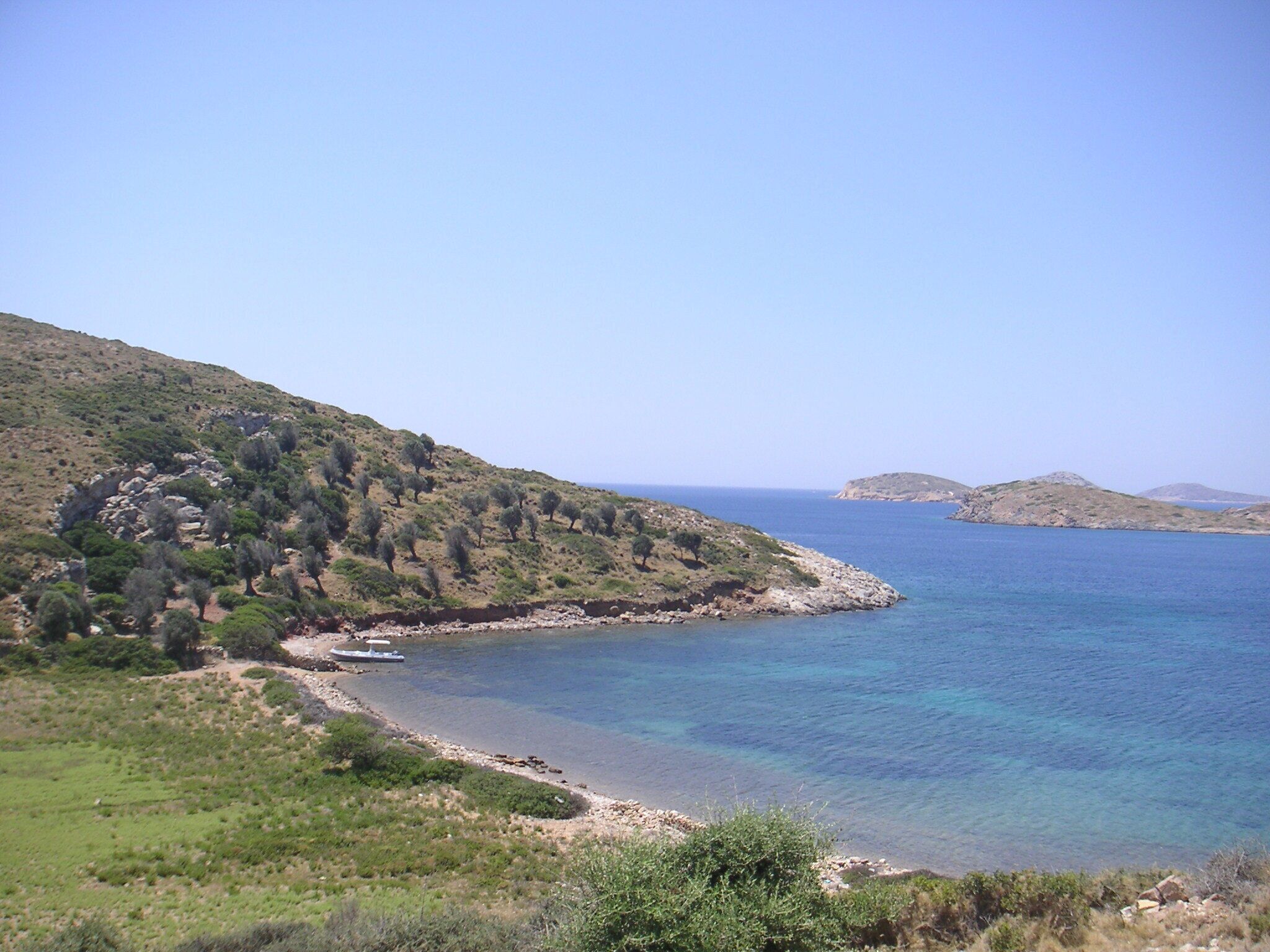 Beach nearby, sun loungers, beach towels