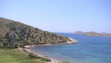 Una playa cerca, sillas reclinables de playa, toallas de playa