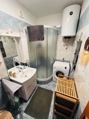 Dusche, Haartrockner, Handtücher, Seife
