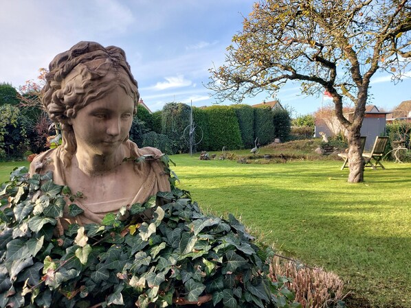 Property grounds - Guesthouse Burgdorf Well-kept vacation home with a beautiful garden in a central location (Burgdorf)