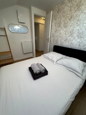 2 chambres, fer et planche à repasser, Wi-Fi, draps fournis