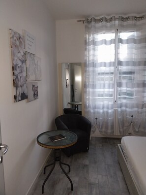 1 habitación, tabla de planchar con plancha, wifi y ropa de cama 
