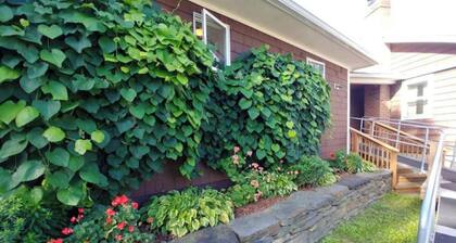 Spacious country retreat, close to Montpelier, close to nature. Smoke/pet free