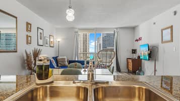 Comfort Condo, 1 Bedroom, City View | Private kitchen