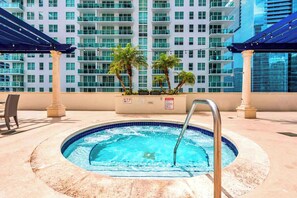 Una piscina al aire libre, cabañas de piscina gratuitas, sombrillas