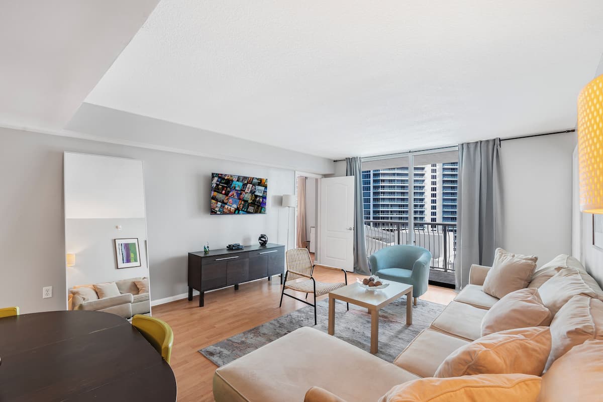 Appartement, 2 slaapkamers, uitzicht op stad | Woonruimte | Een 50-inch flatscreentelevisie met digitale zenders