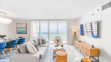 Apartment, 2 Schlafzimmer, Meerblick | Wohnbereich | 50-Zoll-Flachbildfernseher mit Digitalempfang