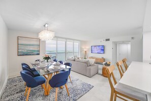 Apartamento, 2 habitaciones, vistas al mar | Servicio de comidas en la habitación