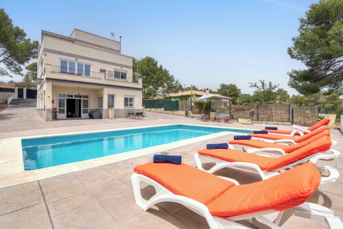 Villa with swimming pool and BBQ in the heart of nature near Valencia 25min