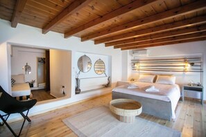 3 bedrooms, iron/ironing board, WiFi, bed sheets - Luxury villa in front of the sea for 8 people  (Neo Itilo)