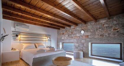 Luxury villa in front of the sea for 8 people