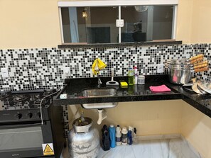 Private kitchen - Beautiful Cozy House in Aquiraz, with covered balcony  (Aquiraz)