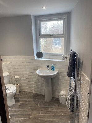 Een douche, een haardroger, handdoeken, zeep