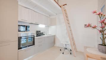 Condo Confort | Cocina privada | Parrilla de estufa, cafetera de espresso y tetera eléctrica