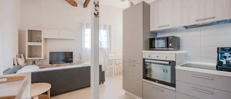 Condo tiện nghi đơn giản | Bếp riêng | Bếp nấu, dụng cụ pha espresso, ấm điện