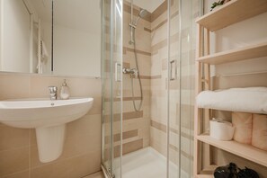 Comfort Condo | Bathroom | Shower, rainfall showerhead, free toiletries, bidet - Casa dell'Aquila - 10 min from Venice (Venice)