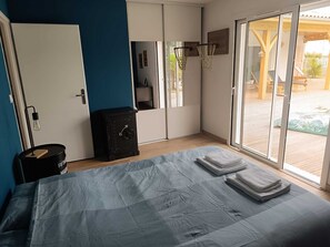 4 habitaciones, escritorio, tabla de planchar con plancha y wifi gratis 